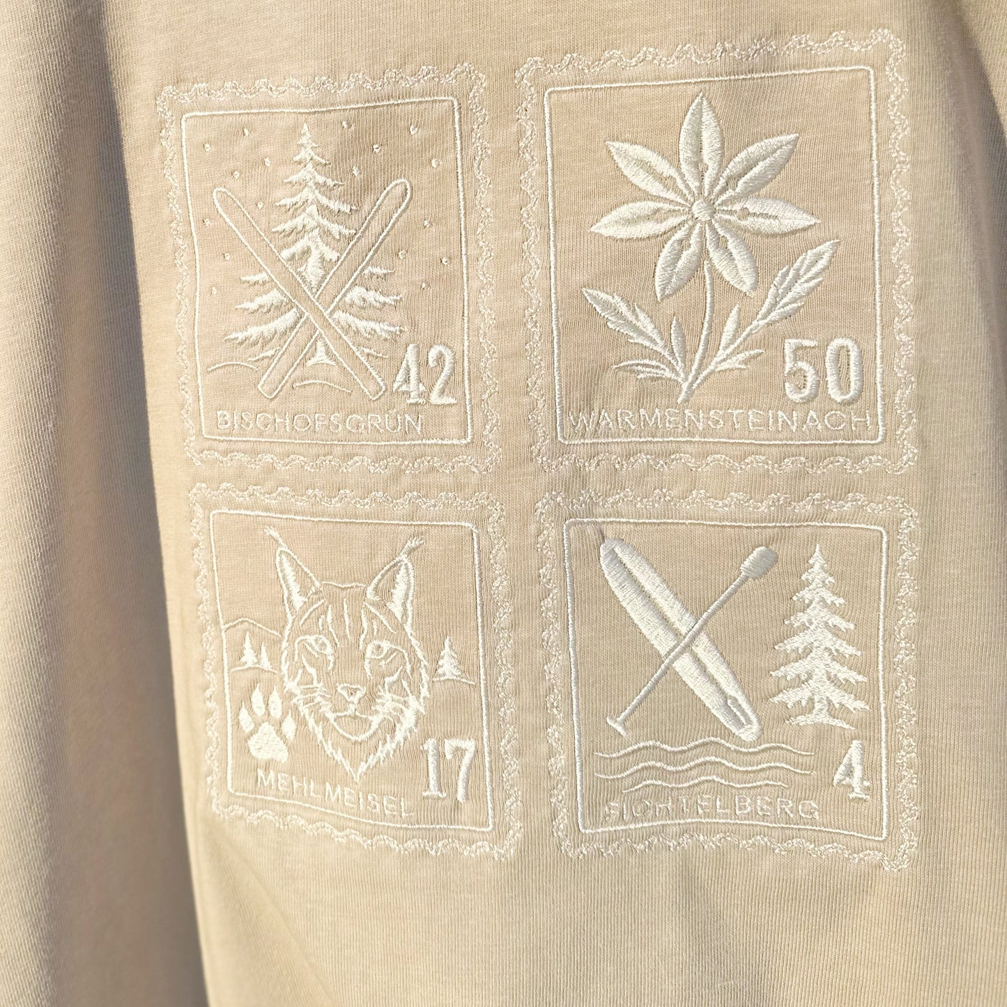 Fichtelgebirge Briefmarken - Beiges T-Shirt bestickt