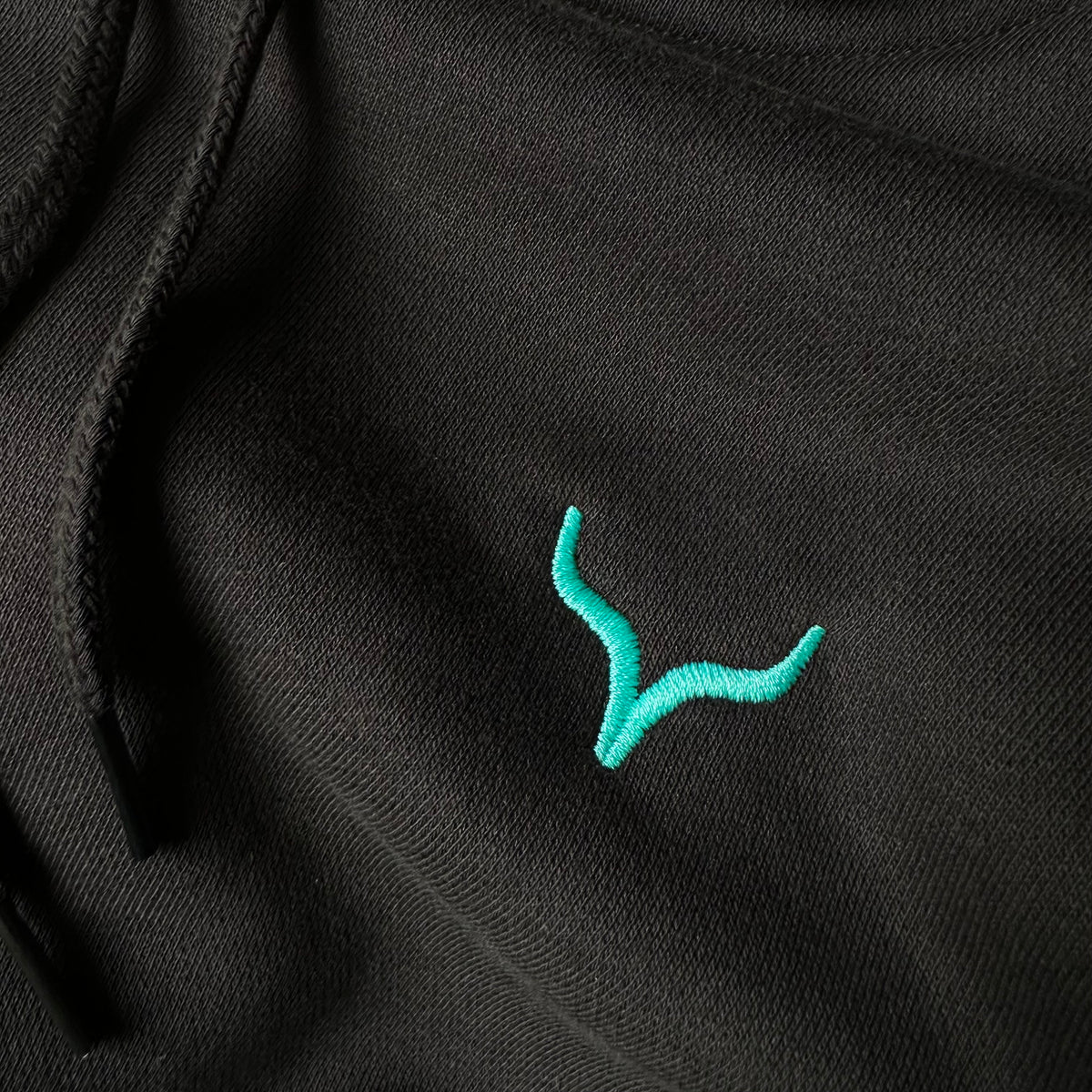 Fichtelgebirge Happy Place - Schwarzer Hoodie mit Druck und Stick