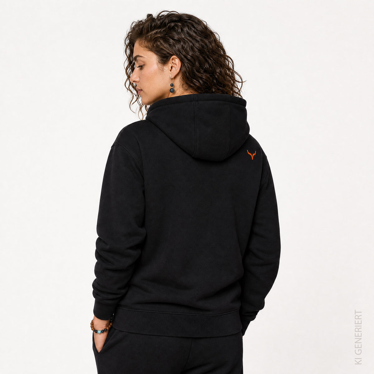 Fichtelgebirge Play Outside - schwarzer Hoodie mit Druck und Stick
