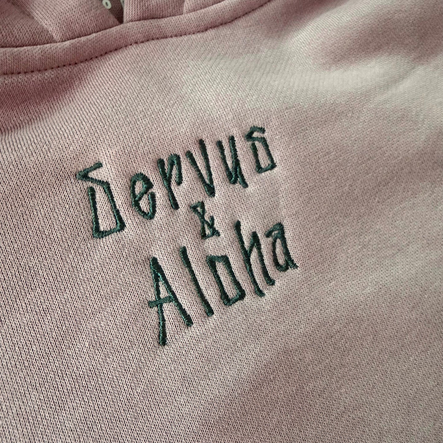 Tikki Servus Aloha - Hoodie mit grauem Stick vorne und farbigem Stick hinten