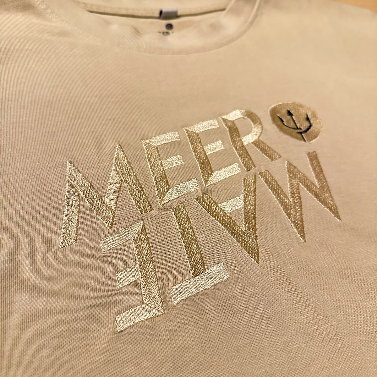 Santa Mate - Beiges T-Shirt mit Stick