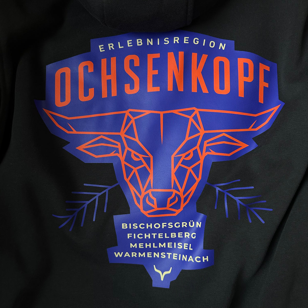 Fichtelgebirge Bull - Schwarzer Hoodie mit Druck und Stick