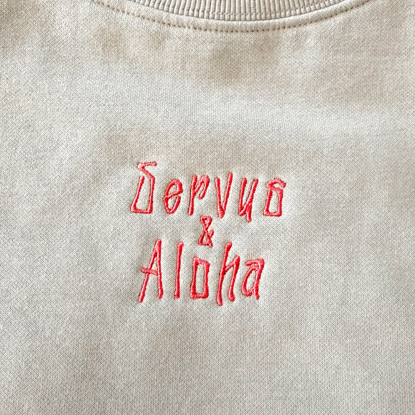 Tikki Servus Aloha-  Crewneck Pullover mit farbigem Stick vorne und hinten