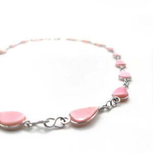 Halskette mit rosafarbener Muschel tropfenförmig